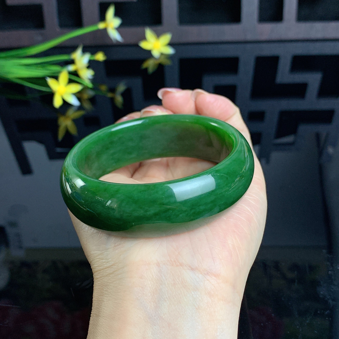 和田玉碧玉61圈口鲜菠菜绿宽版碧玉手镯！玉质细腻油润 底色纯净 无裂无杂 脂粉好，品质高。