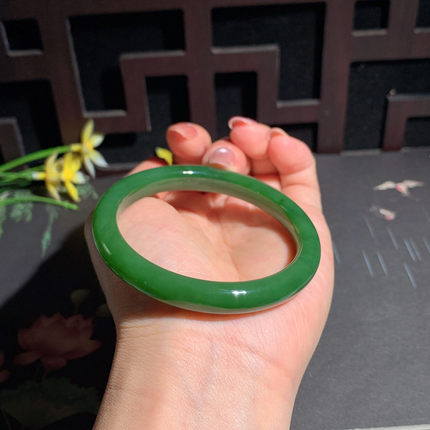 和田玉碧玉56.5圈口菠菜绿碧玉手镯！玉质细腻油润 底色纯净 无裂无棉 脂粉好，品质高。