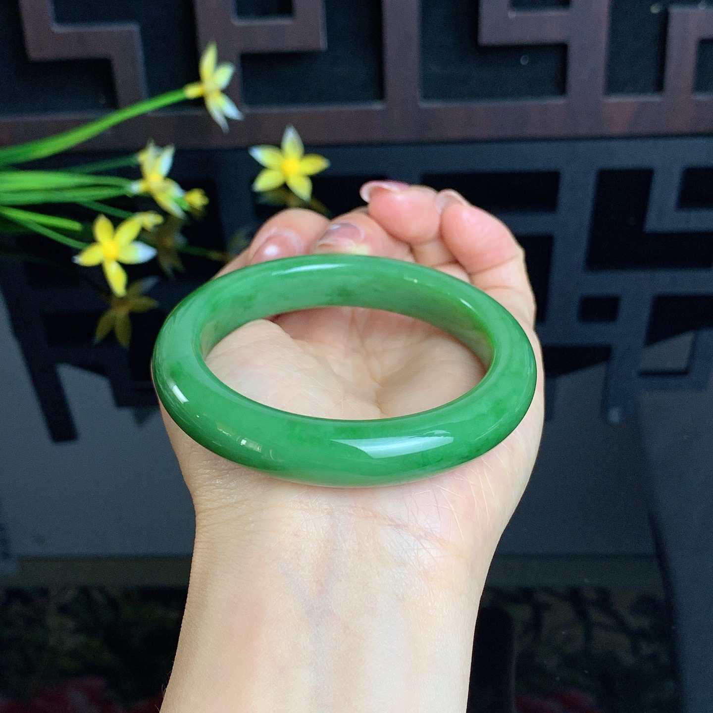 和田玉碧玉55.6圈口阳绿色碧玉手镯！玉质细腻油润 底色纯净 无裂无黑 脂粉好，品质高。