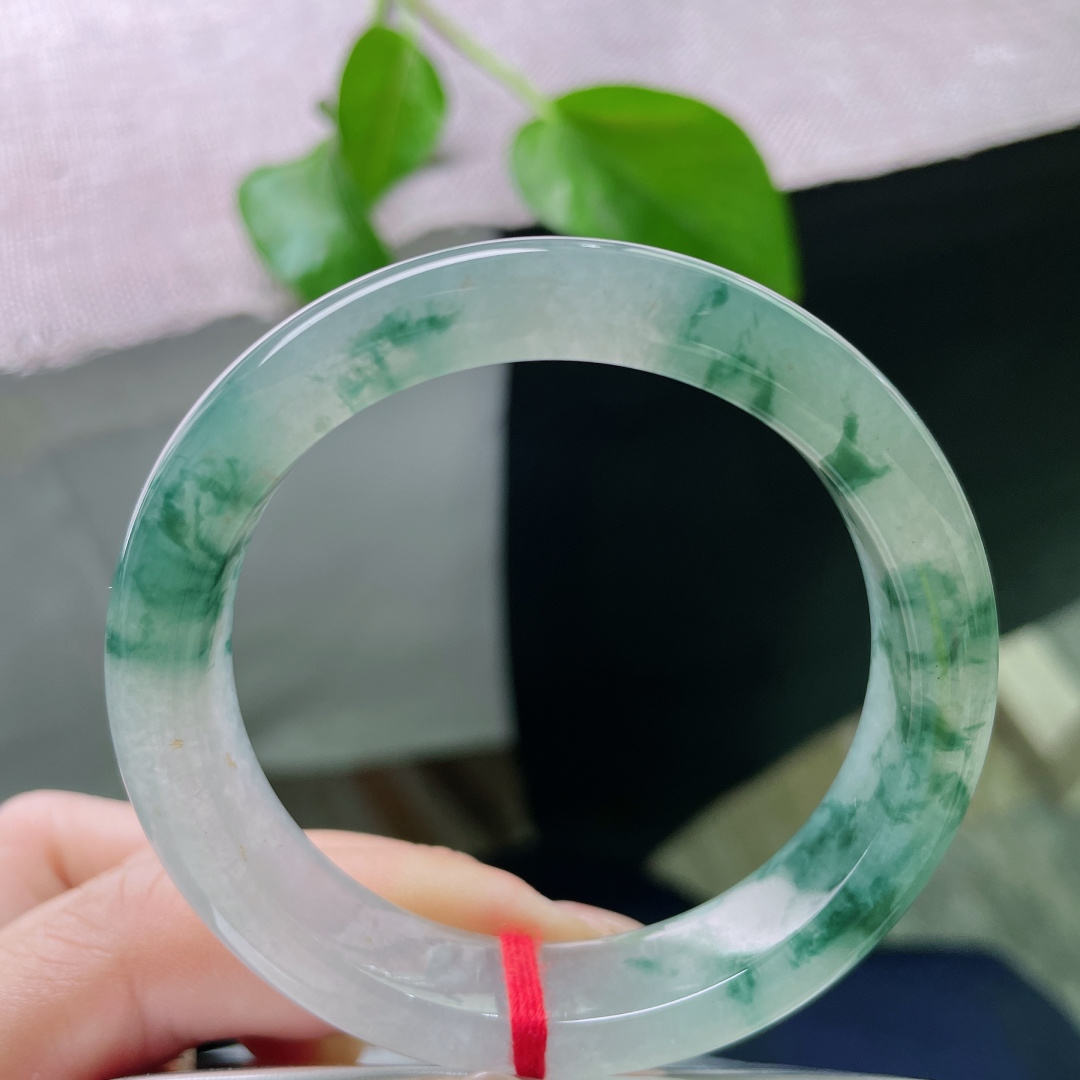 52.5/12.2/8飘花正圈，冰润细腻，飘花流转，尽显温润贵气，上手低调奢华，贵气，无裂，ss50471a