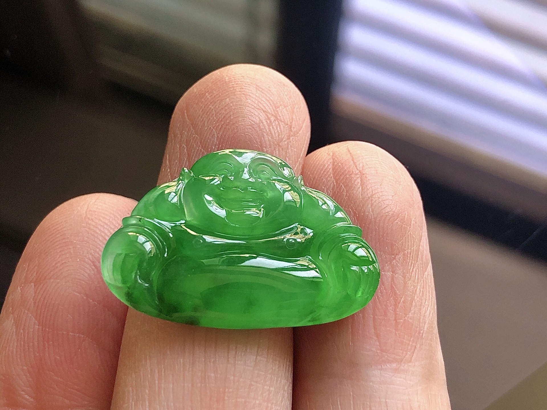 ️ 佛公， 色泽艳阳，通透水润，玉质细腻，夺目迷人，雕工精湛，面相慈祥大气，品相，无裂，尺寸26.