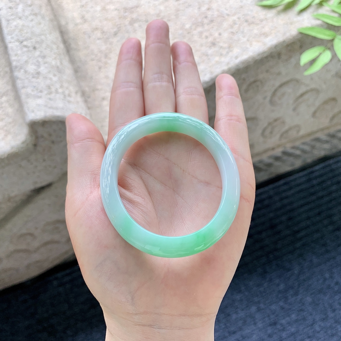 细糯飘绿，水润，种老，细腻，无裂