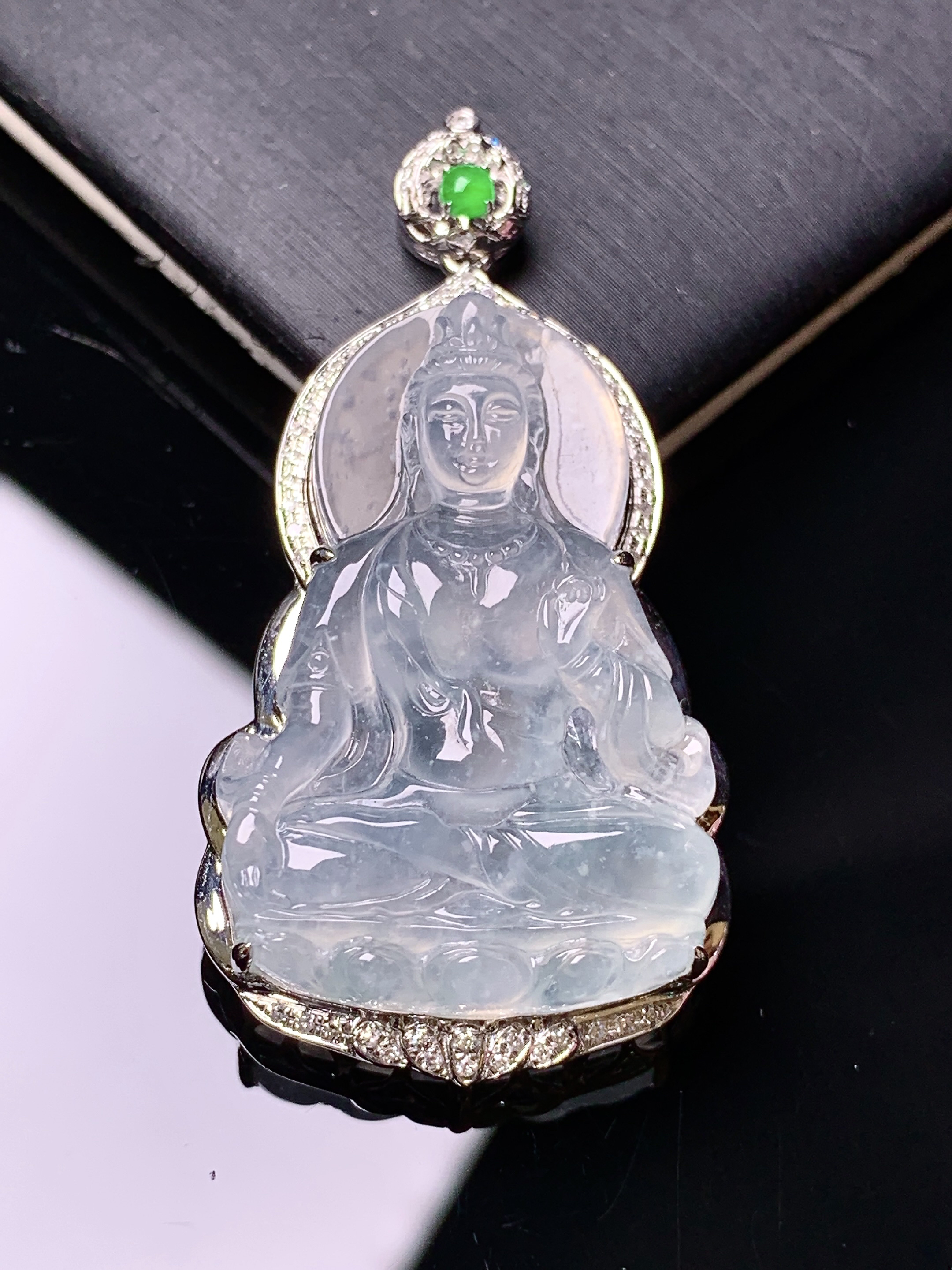 18k金钻镶嵌冰种观音菩萨吊坠 玉质细腻 色泽艳丽清新 水润亮眼 整体尺寸43.8*22.5*8 t1