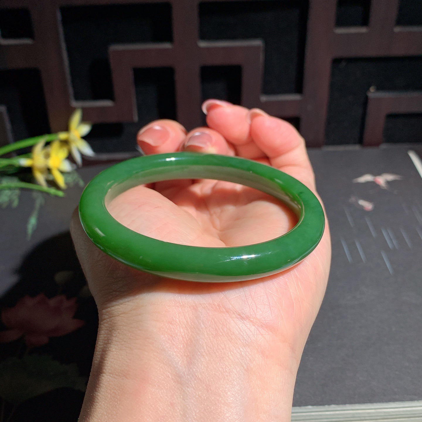 和田玉碧玉56.5圈口菠菜绿碧玉手镯！玉质细腻油润 底色纯净 无裂无棉 脂粉好，品质高。