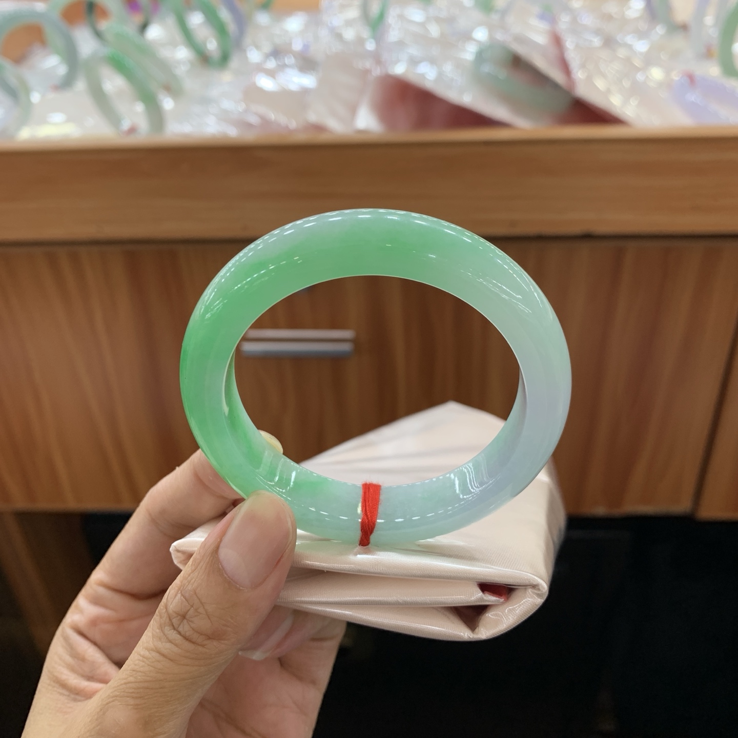 050901JJ 飘绿半山水正圈翡翠手镯 55-12.4-8.7
