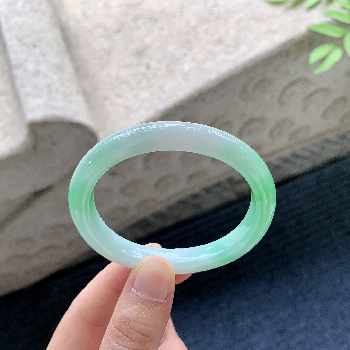 细糯飘绿，水润，种老，细腻，无裂