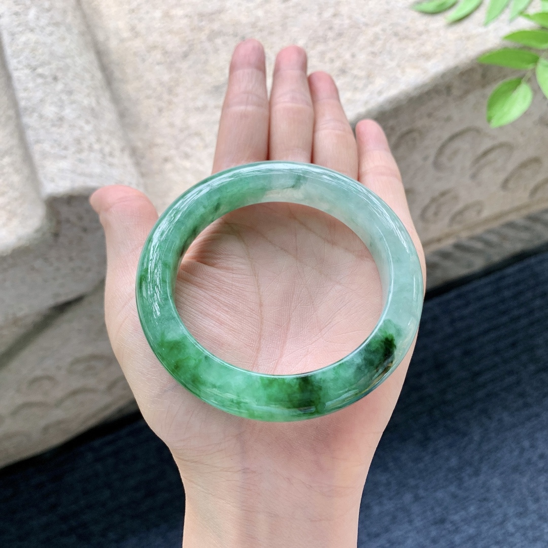 正圈55 56，圈口56.2/12/9.5，编码A1080356，描述糯冰飘辣绿，水润，种老，细腻，打灯有晶体