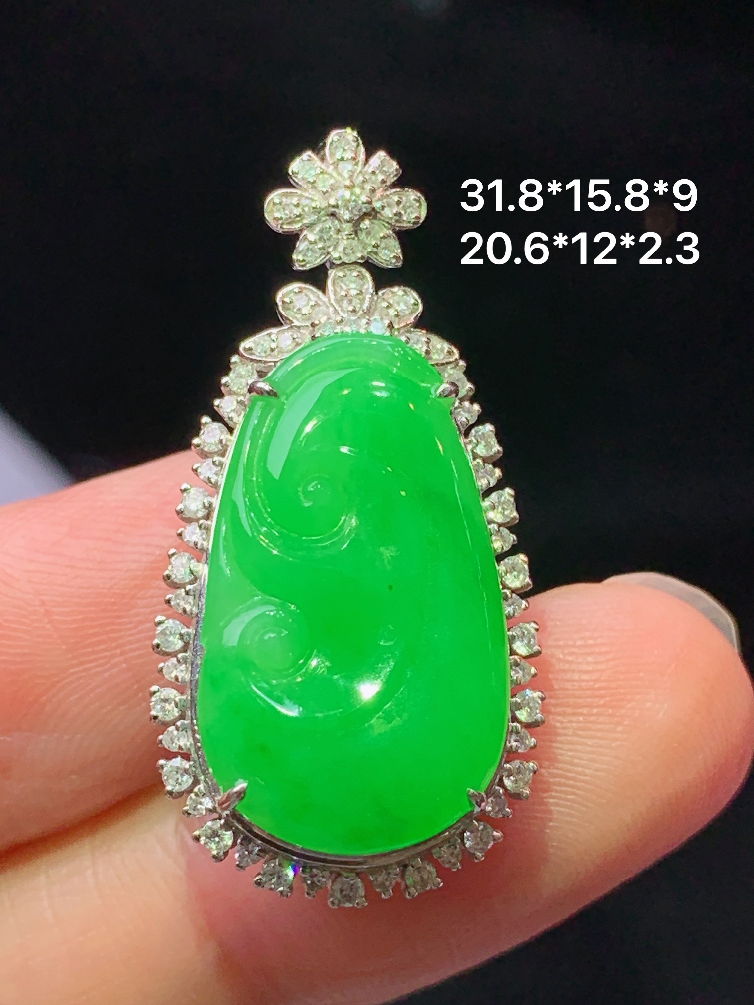 18k金钻镶嵌阳绿如意吊坠 玉质细腻 色泽艳丽清新 水润亮眼 整体尺寸31.8*15.8*9 k1