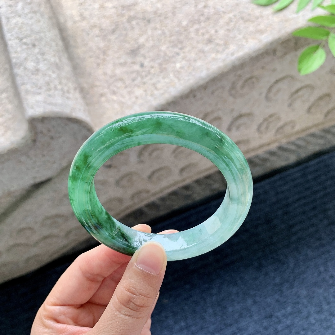 正圈55 56，圈口56.2/12/9.5，编码A1080356，描述糯冰飘辣绿，水润，种老，细腻，打灯有晶体