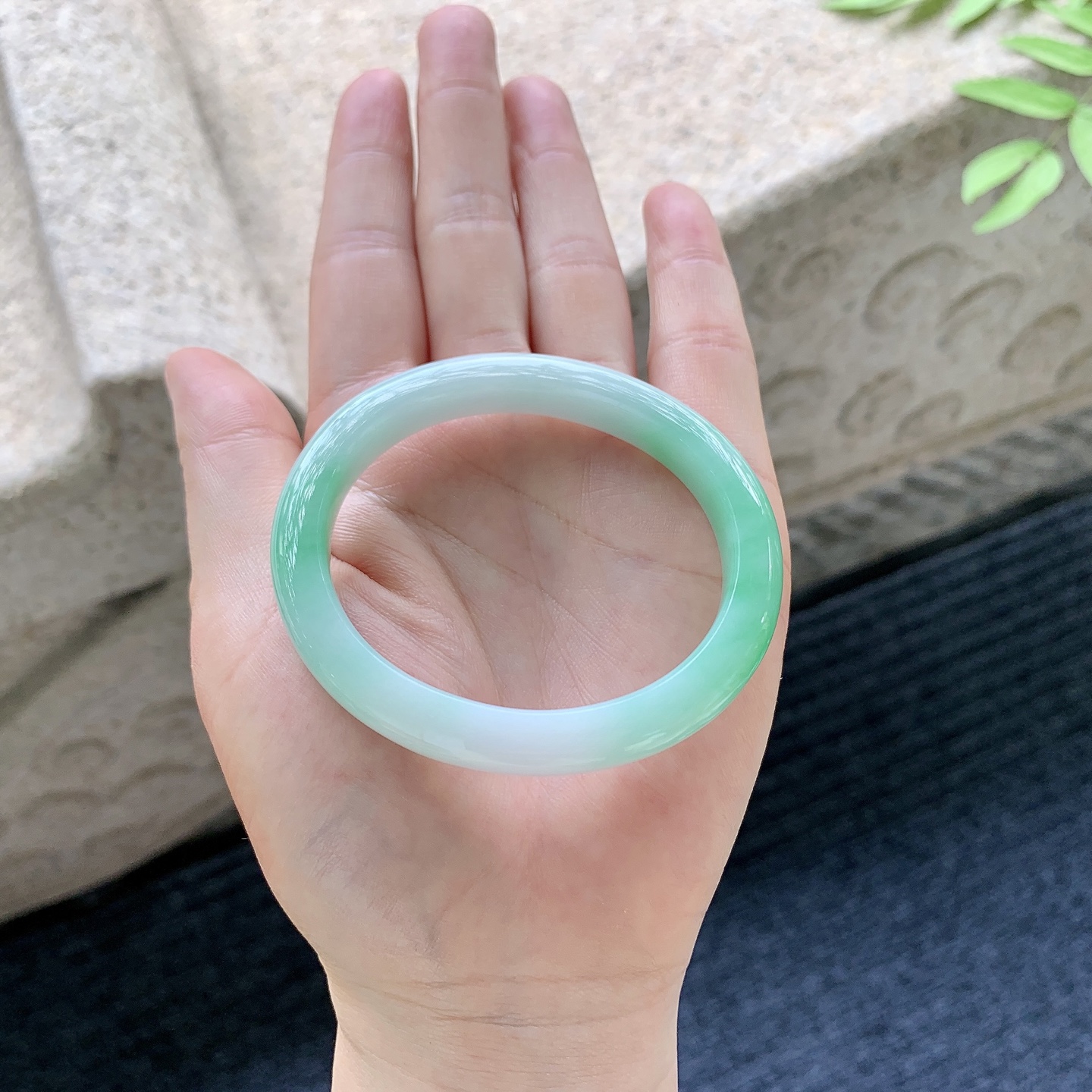 细糯飘绿，水润，种老，细腻，无裂