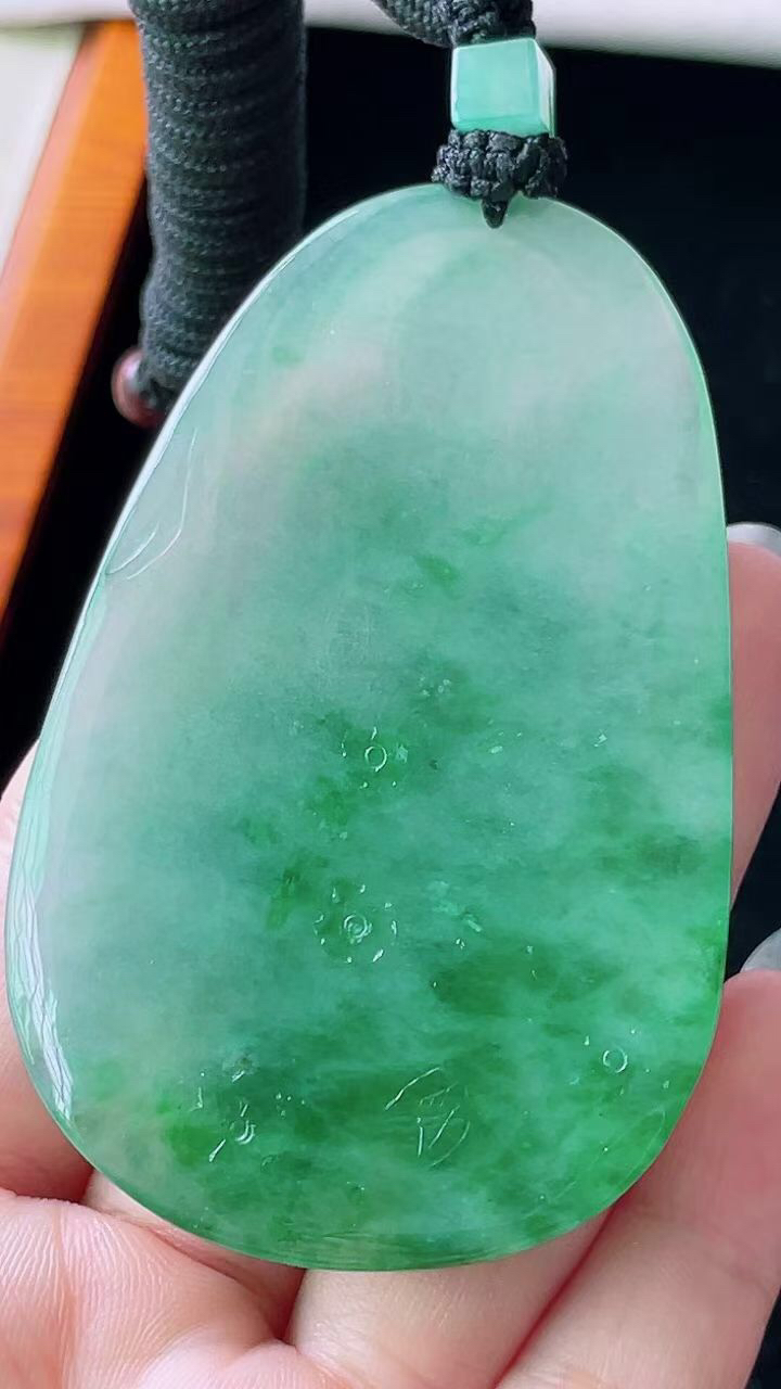 【翡翠名称】老种冰飘绿花虚空藏菩萨吊坠挂件
【翡翠尺寸】70.8/46/5mm
【翡翠描述】宝贝种老水足，玉质细腻，色泽靓丽，性价比高，佩戴效果好！
【其它赠送】权威证书/精美挂绳盒子/支持全国复检