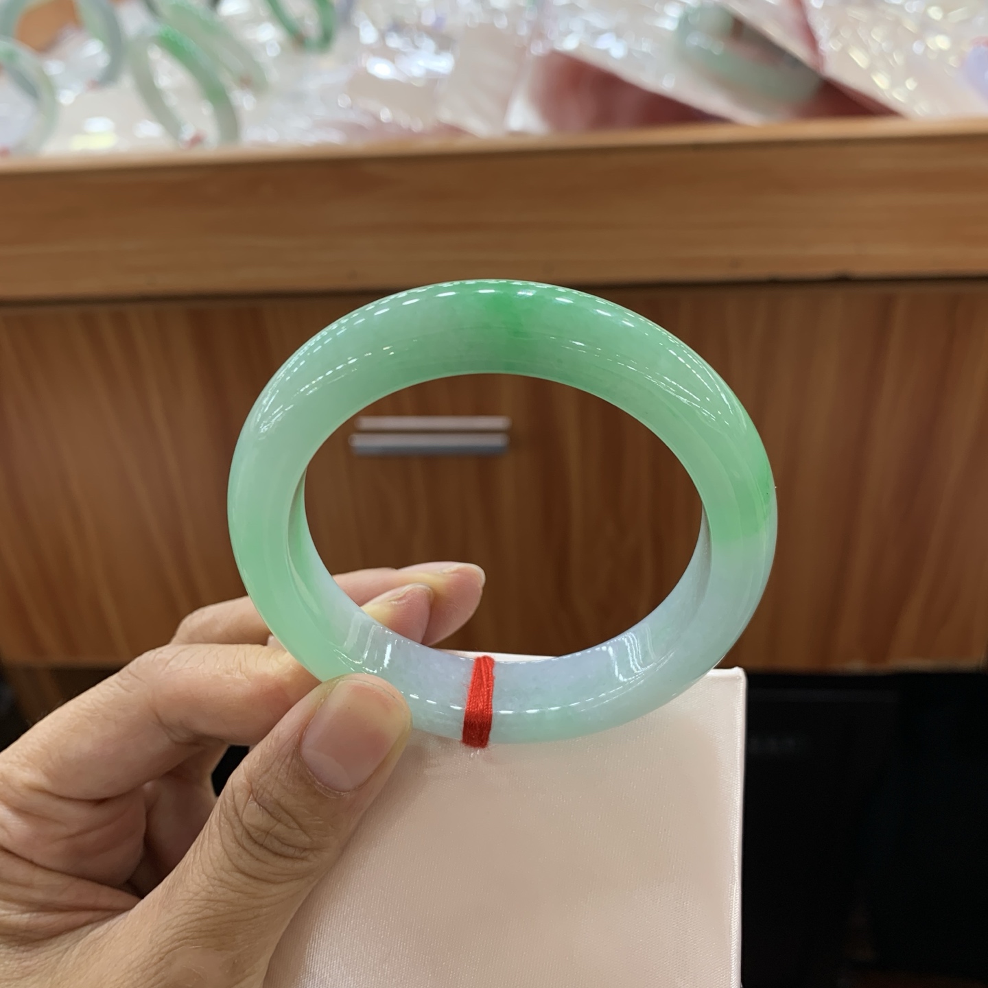050901JJ 飘绿半山水正圈翡翠手镯 55-12.4-8.7