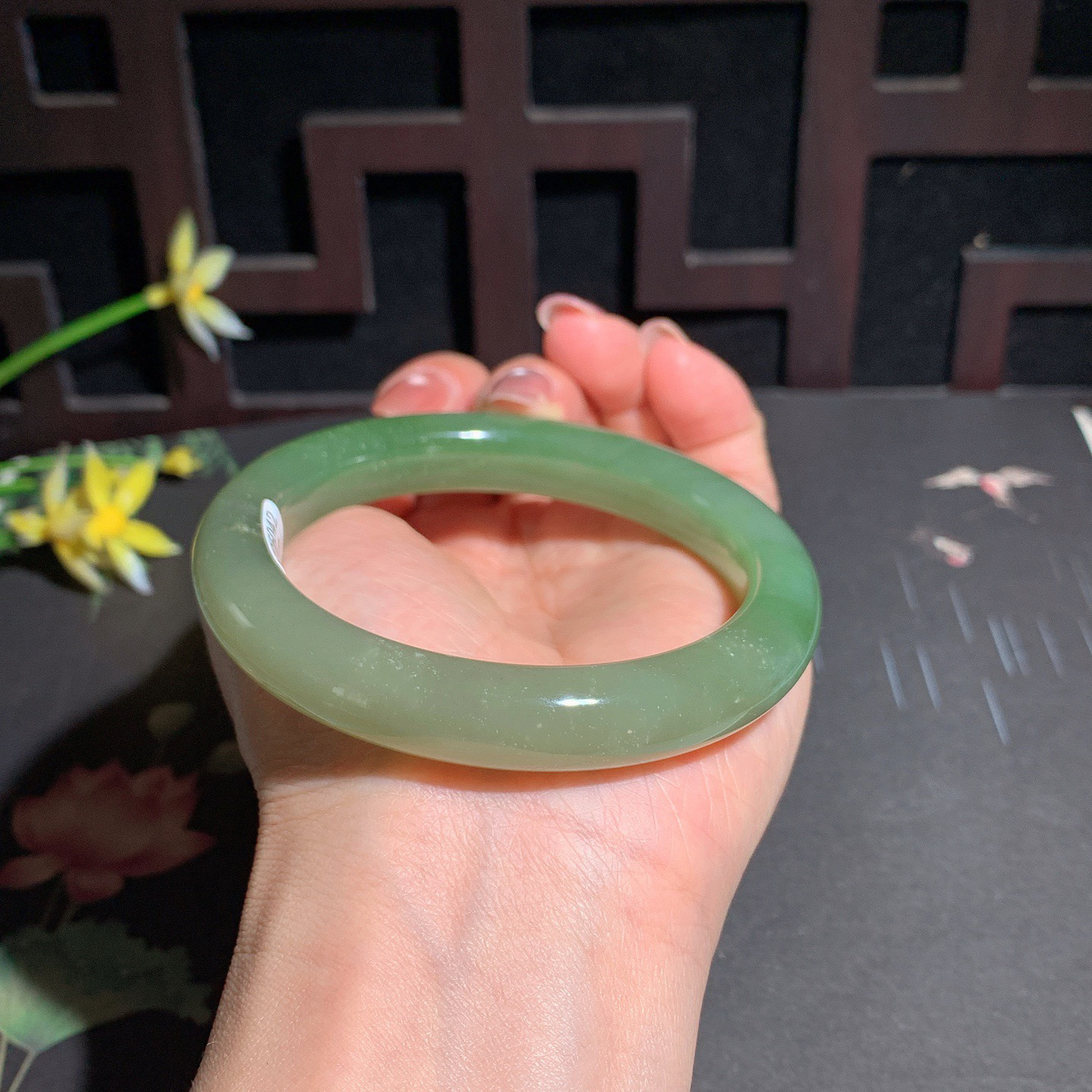 和田玉59圈口翠青手镯！玉质细腻油润 底色纯净 无纹裂 脂粉好，品质高