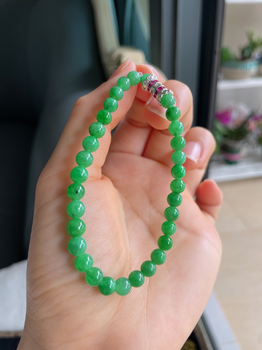 缅甸天然翡翠A货，冰满绿手串，尺寸：5.7mm。【编4177】
