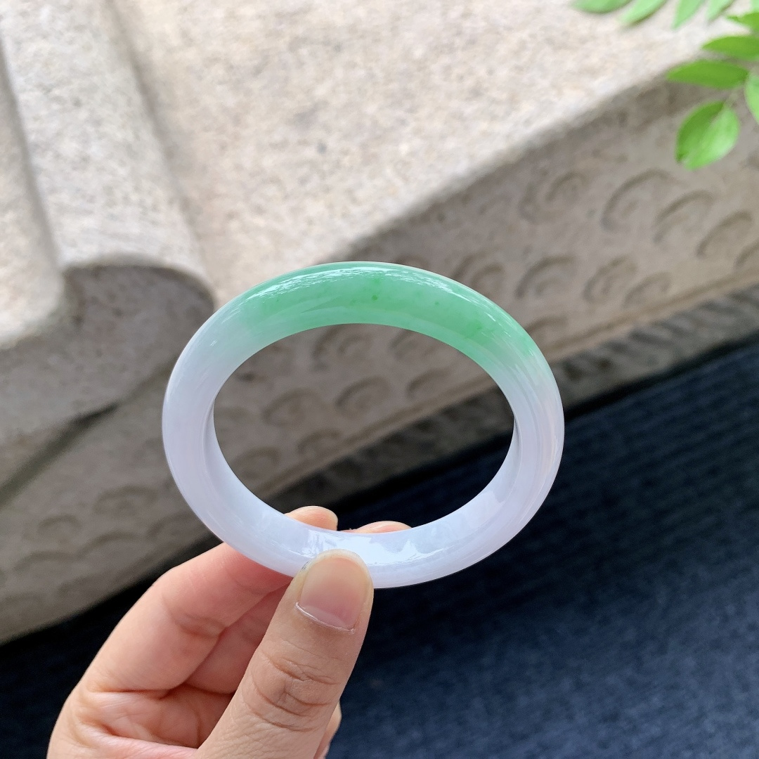 正圈51 52，圈口52.7/10/7.8，编码AD070973，描述春彩，水润，种老，细腻，无裂。