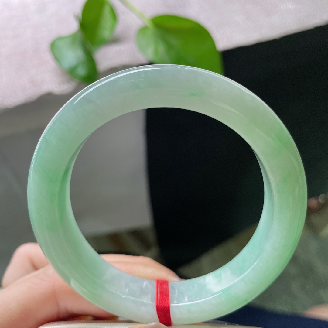 绿底正圈，水润细腻，婉间温柔，大方，有纹 ss52482a