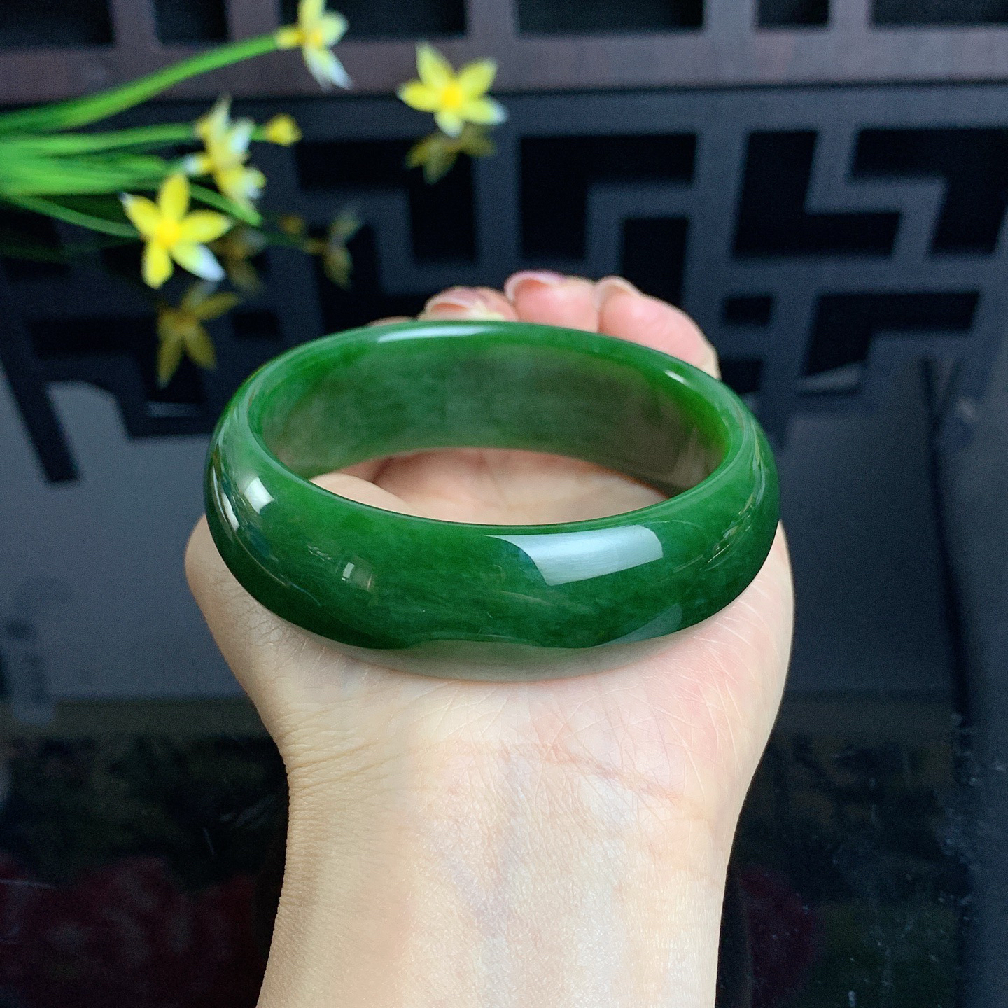 和田玉碧玉61圈口鲜菠菜绿宽版碧玉手镯！玉质细腻油润 底色纯净 无裂无杂 脂粉好，品质高。