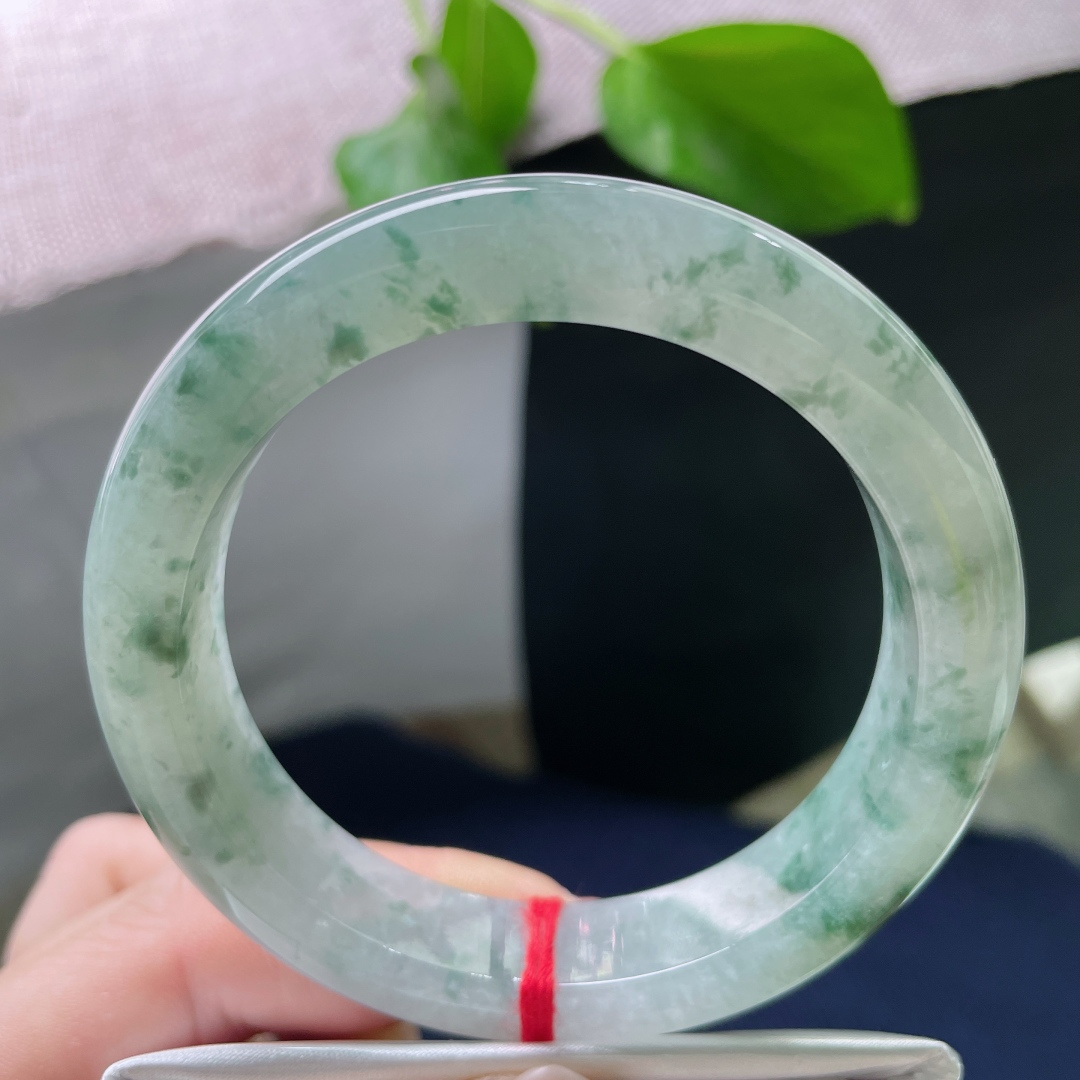 56.1/12.2/8.8，飘花正圈，水润，细腻，优雅，甜美，耐看，一点棉线，雅致，ss52395a