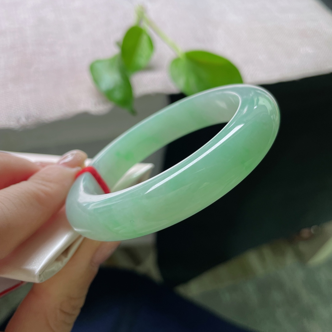 绿底正圈，水润细腻，婉间温柔，大方，有纹 ss52482a