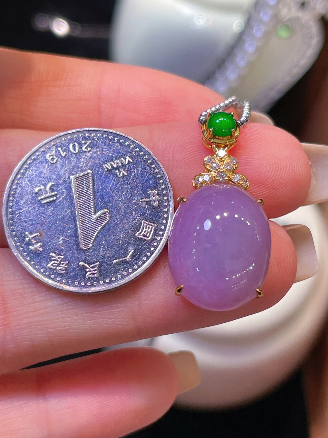 ️超值（不议） 翡翠A货 蛋面吊坠 满色，料子冰润细腻，种老起光， 18k金镶真钻，上身佩戴效果很好 尺寸如图 ，26.3-12.9-8.2