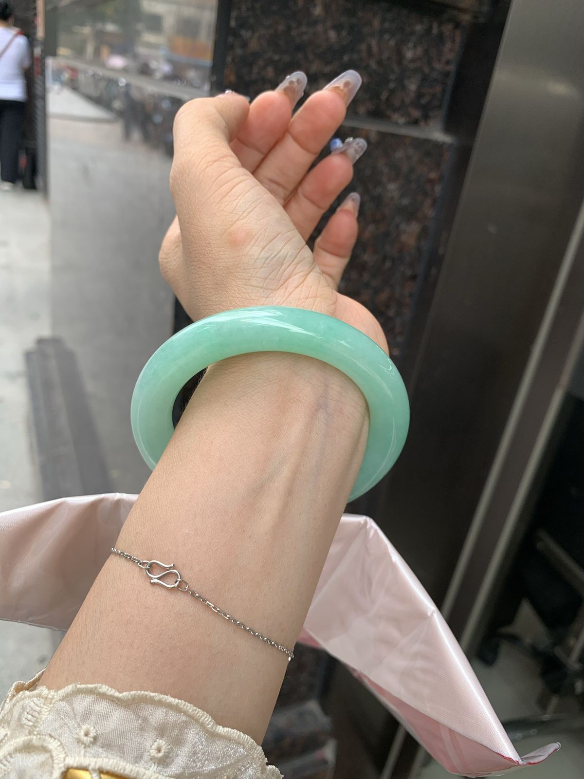 满果绿圆条，0415-66-017U4W，底妆水润，宛如新鲜的青苹果，充满了生机与活力，满圈底色均匀，上手显白显气质，折射出迷人的光芒..