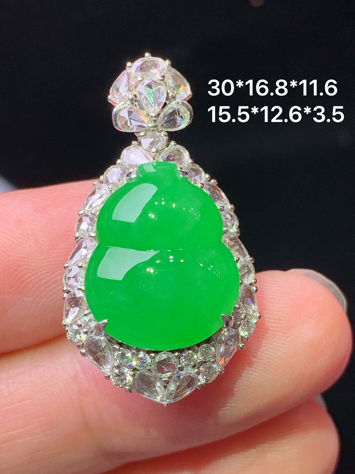 18k金钻镶嵌冰阳绿葫芦吊坠 玉质细腻 色泽艳丽清新 水润亮眼 整体尺寸30*16.8*11.6 x4
