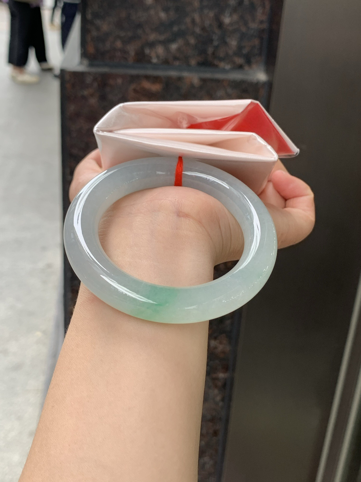 冰飘绿胖圆条，0504-N625，打灯细纹，不影响，底妆冰润，一节阳绿花点缀，简约却充满灵气，清新如芽，宛若自然的画卷凝结于腕间，静中带动，韵味悠长..