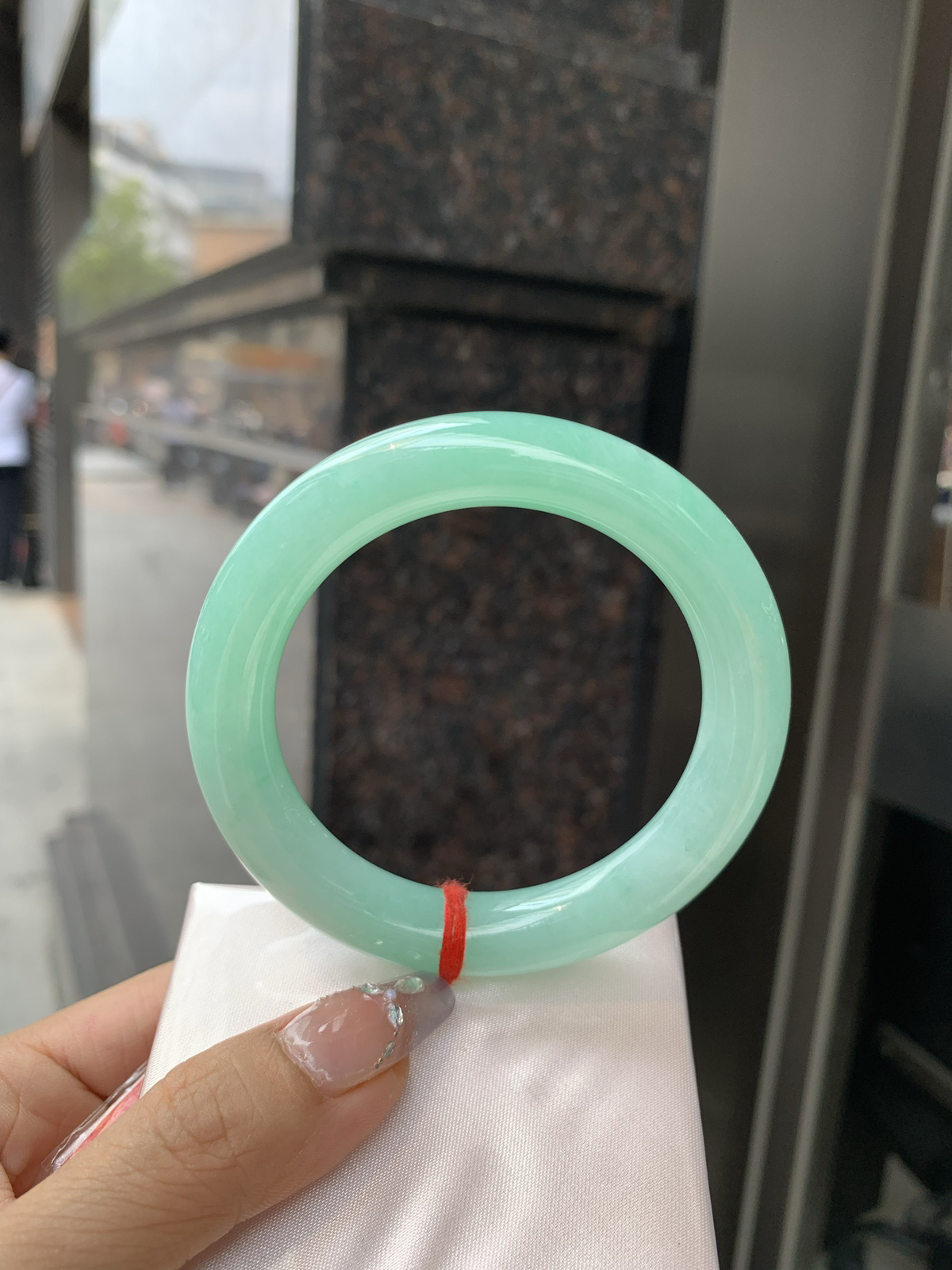 满果绿圆条，0415-66-017U4W，底妆水润，宛如新鲜的青苹果，充满了生机与活力，满圈底色均匀，上手显白显气质，折射出迷人的光芒..