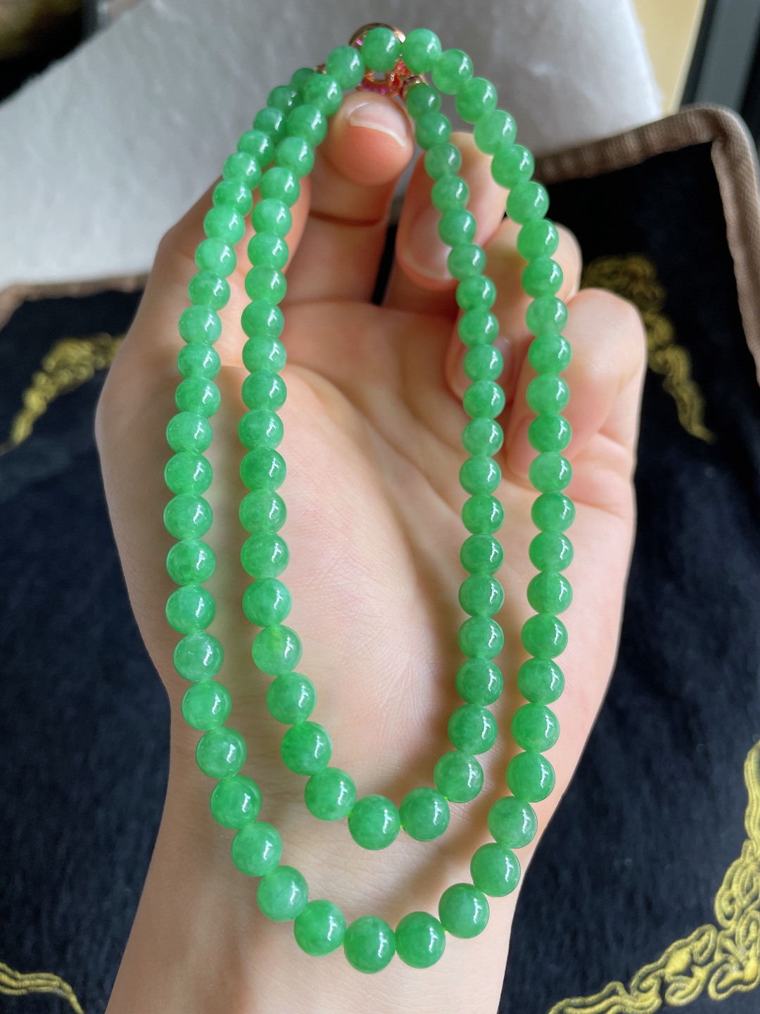 天然翡翠A货，冰满绿珠链，尺寸：6-6.5mm91颗。【编3036】
