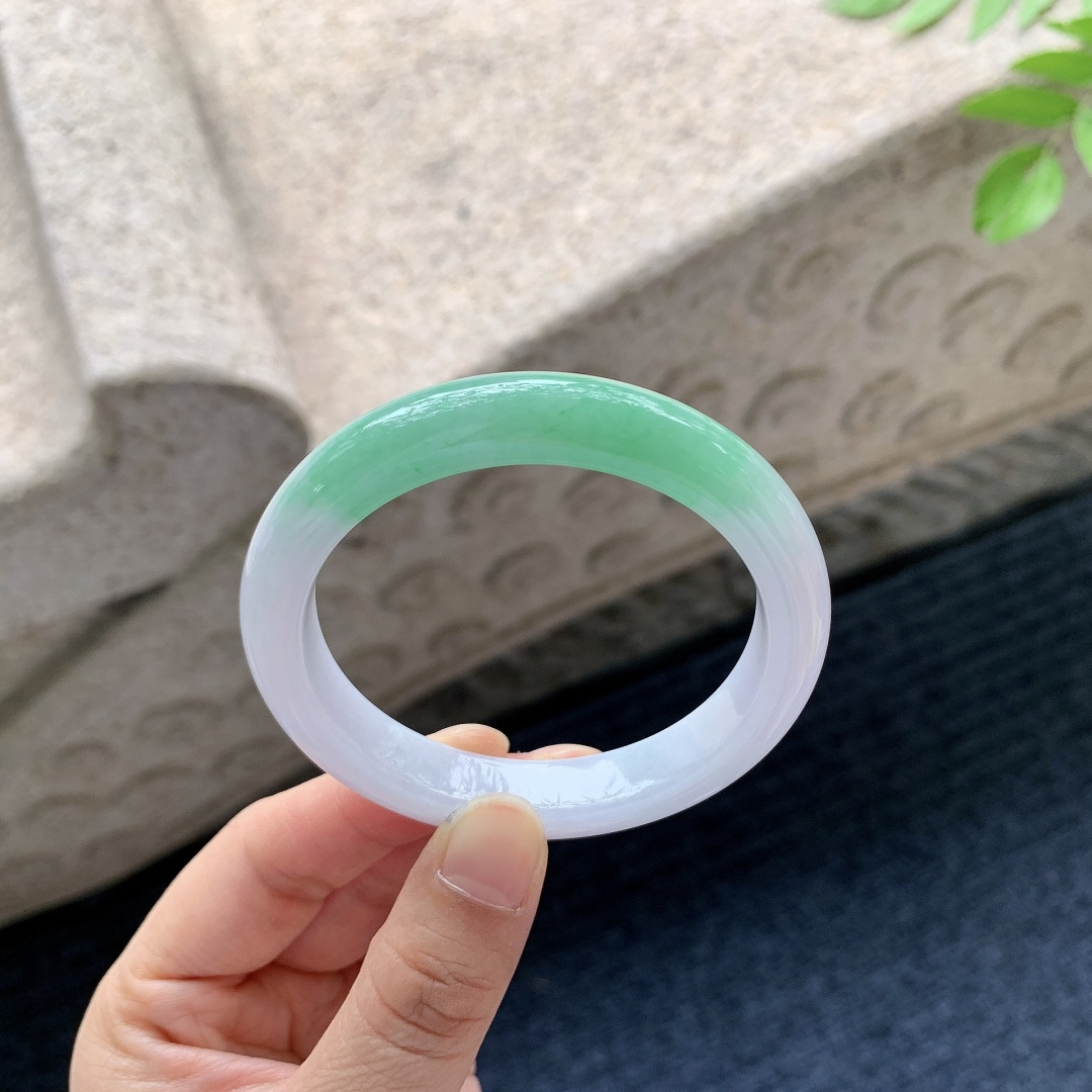 正圈51 52，圈口52.7/10/7.8，编码AD070973，描述春彩，水润，种老，细腻，无裂。