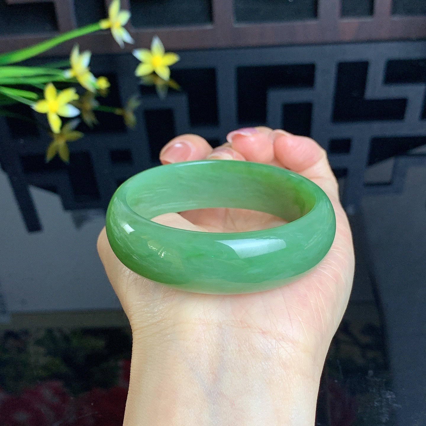 和田玉碧玉55.1圈口粉绿色宽版碧玉手镯！玉质细腻油润 底色纯净 无裂无杂 脂粉好，品质高。