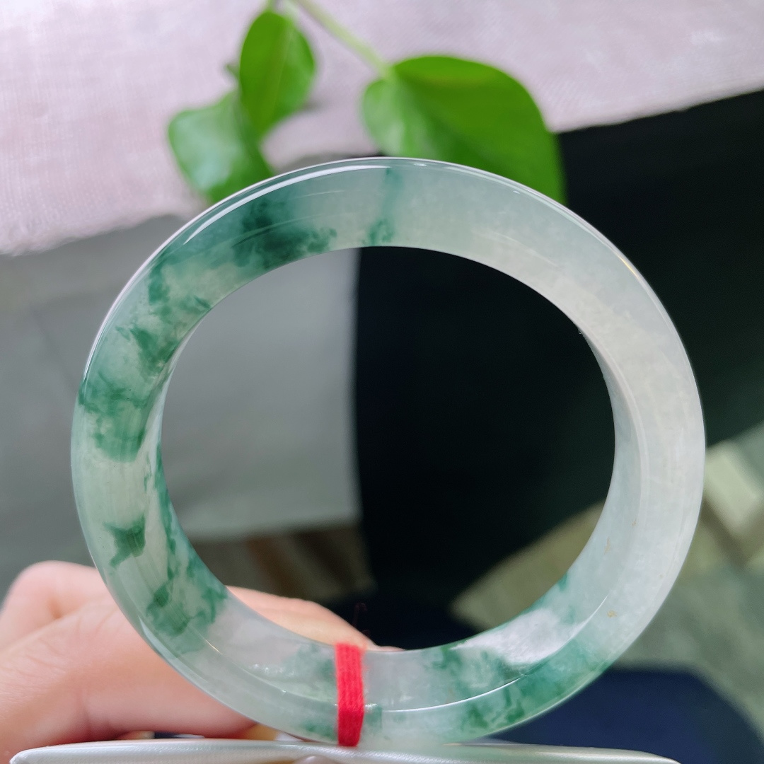 52.5/12.2/8飘花正圈，冰润细腻，飘花流转，尽显温润贵气，上手低调奢华，贵气，无裂，ss50471a