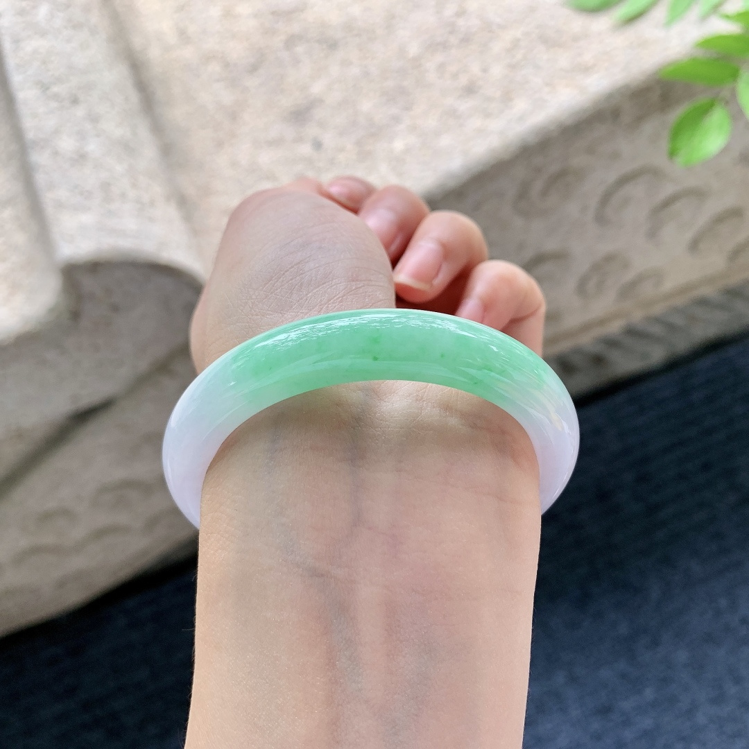 正圈51 52，圈口52.7/10/7.8，编码AD070973，描述春彩，水润，种老，细腻，无裂。