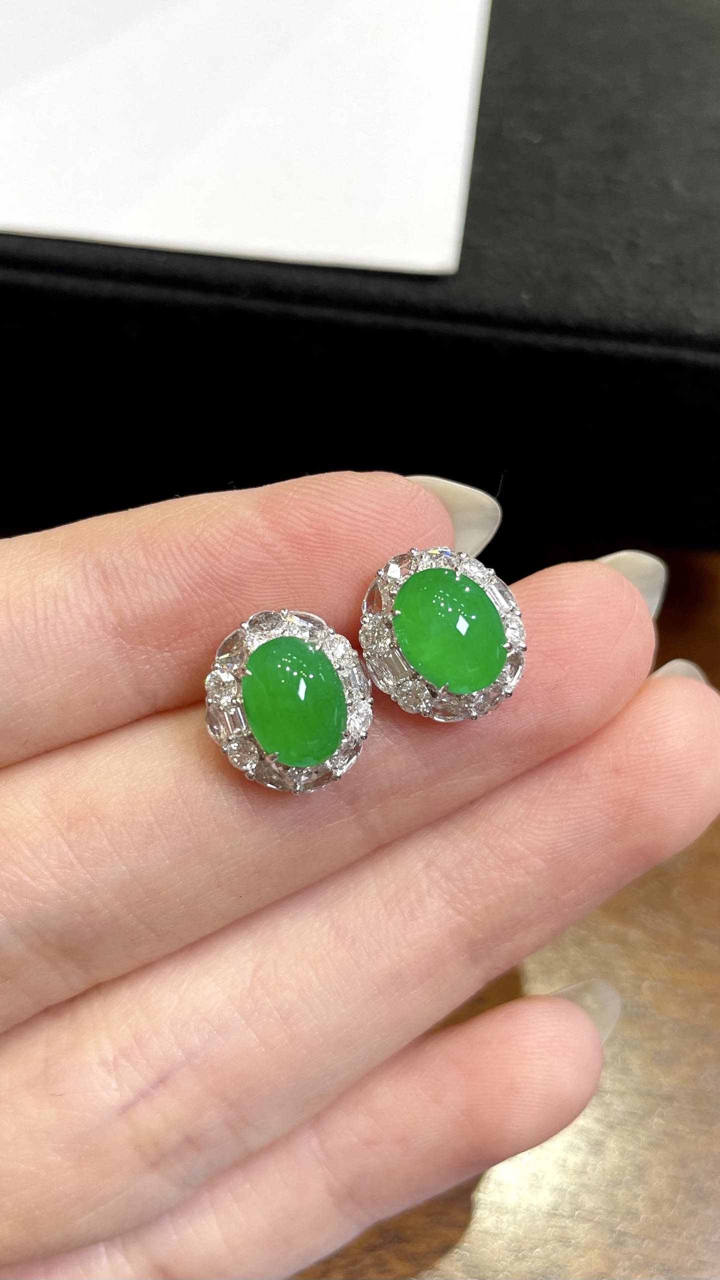  阳绿蛋面耳钉 · 轻奢高品质美物 18K · 整：11.3*10.3*7.6mm 裸：7.8*6*3.5mm