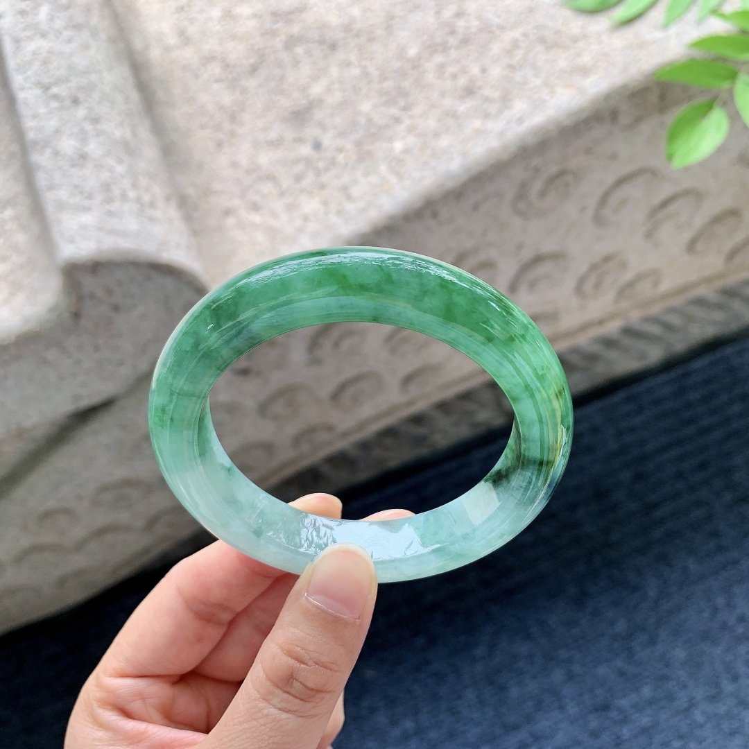 正圈55 56，圈口56.2/12/9.5，编码A1080356，描述糯冰飘辣绿，水润，种老，细腻，打灯有晶体