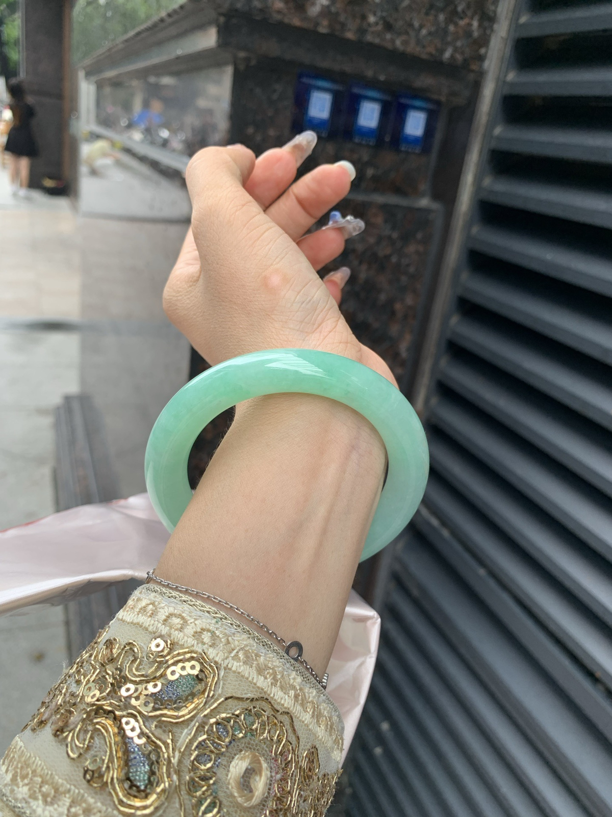 满果绿圆条，打灯细纹，底妆水润，宛如新鲜的青苹果，充满了生机与活力，满圈底色均匀，上手显白显气质，折射出迷人的光芒..