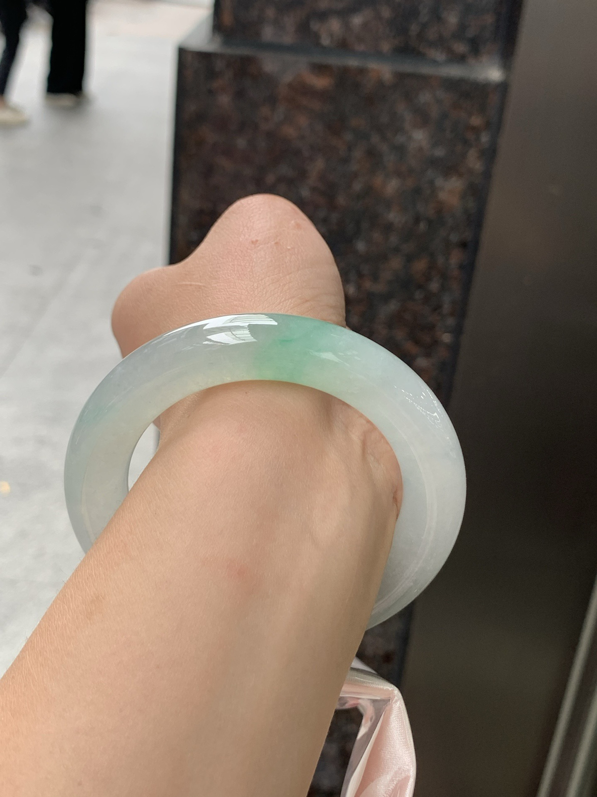 冰飘绿胖圆条，0504-N625，打灯细纹，不影响，底妆冰润，一节阳绿花点缀，简约却充满灵气，清新如芽，宛若自然的画卷凝结于腕间，静中带动，韵味悠长..