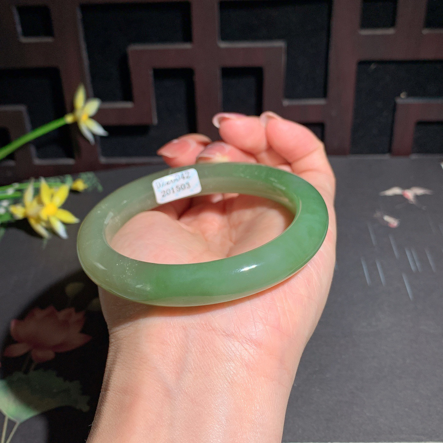 和田玉59圈口翠青手镯！玉质细腻油润 底色纯净 无纹裂 脂粉好，品质高