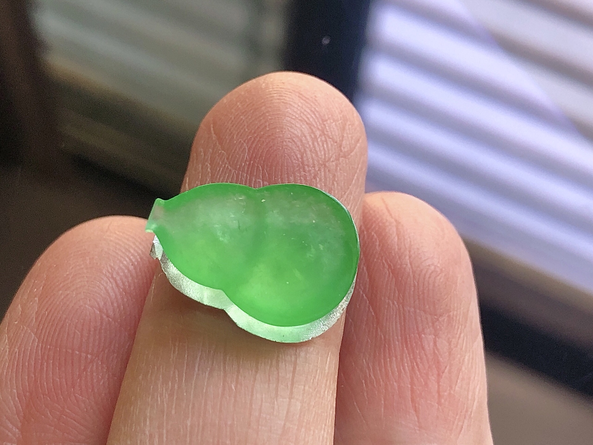 ️ 阳绿葫芦， 色泽艳阳，通透水润，玉质细腻，光感十足，夺目迷人，镶嵌效果，品相，无裂，尺寸16.4*11.8*3.5