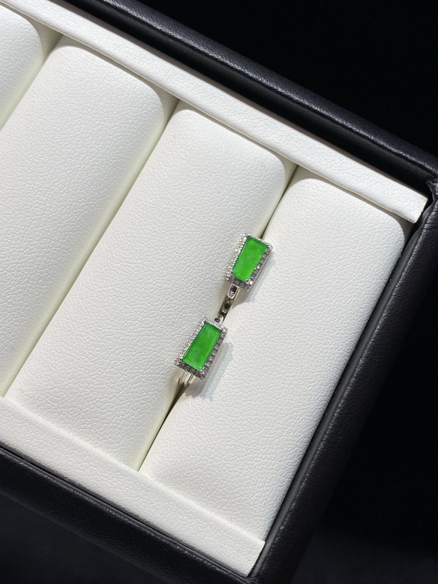 冰种 甜绿 满色 方牌 耳包 18k, 整体尺寸9-5.4-2.5