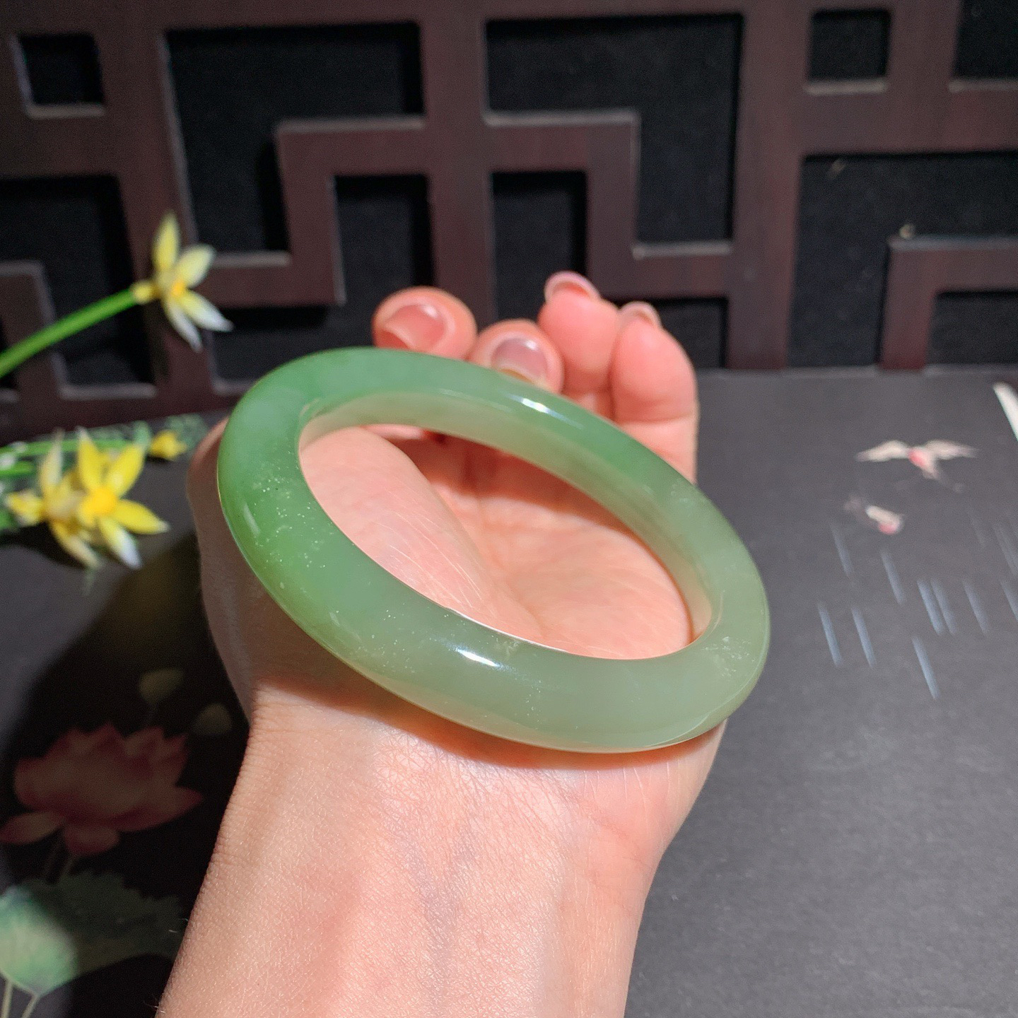 和田玉59圈口翠青手镯！玉质细腻油润 底色纯净 无纹裂 脂粉好，品质高