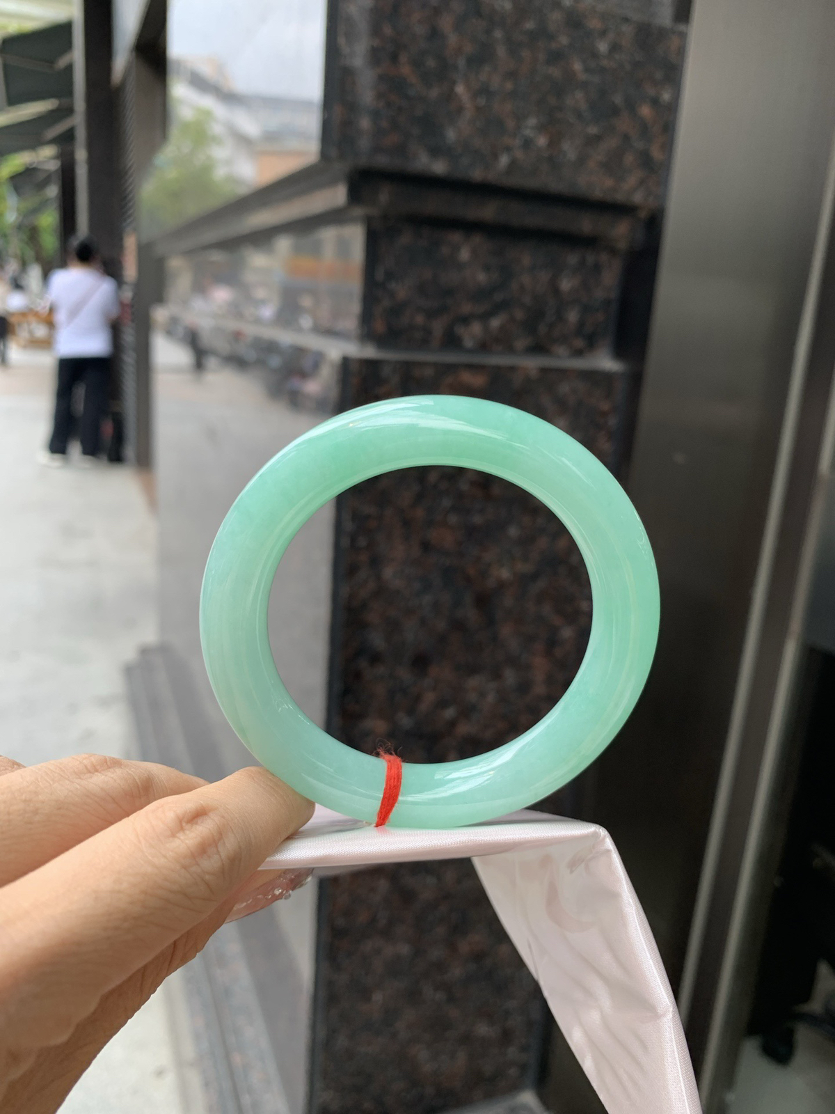 满果绿圆条，0415-66-017U4W，底妆水润，宛如新鲜的青苹果，充满了生机与活力，满圈底色均匀，上手显白显气质，折射出迷人的光芒..