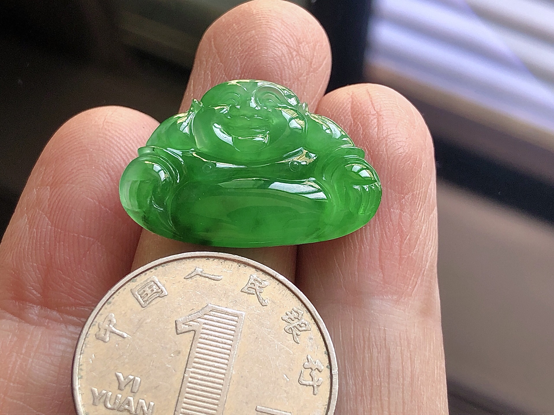 ️ 佛公， 色泽艳阳，通透水润，玉质细腻，夺目迷人，雕工精湛，面相慈祥大气，品相，无裂，尺寸26.5*18.2*4.2