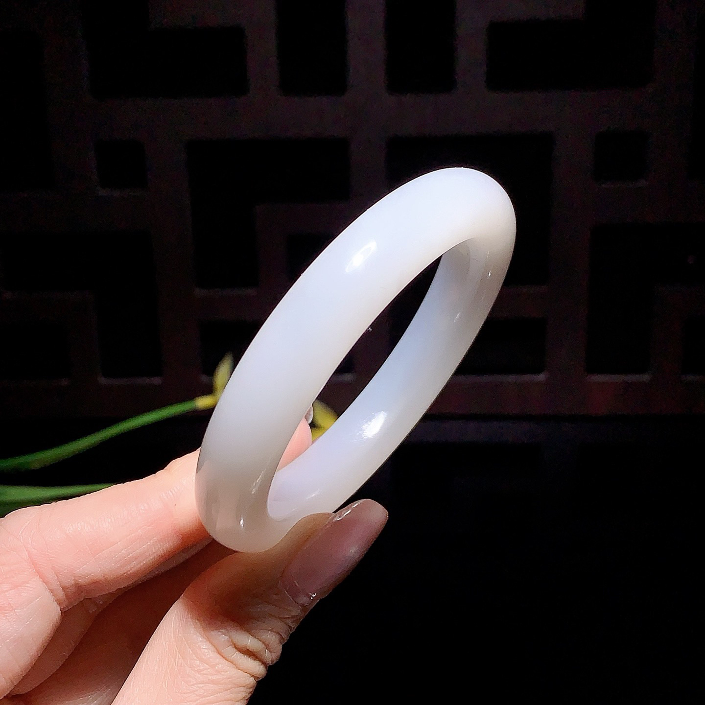 和田玉54圈口羊脂白手镯！玉质细腻油润 底色纯净 无裂无杂 脂粉好，品质高。