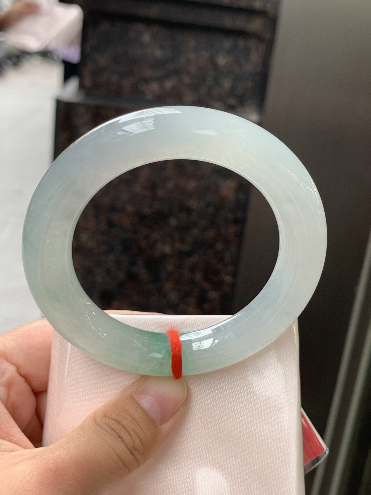 冰飘绿胖圆条，0504-N625，打灯细纹，不影响，底妆冰润，一节阳绿花点缀，简约却充满灵气，清新如芽，宛若自然的画卷凝结于腕间，静中带动，韵味悠长..