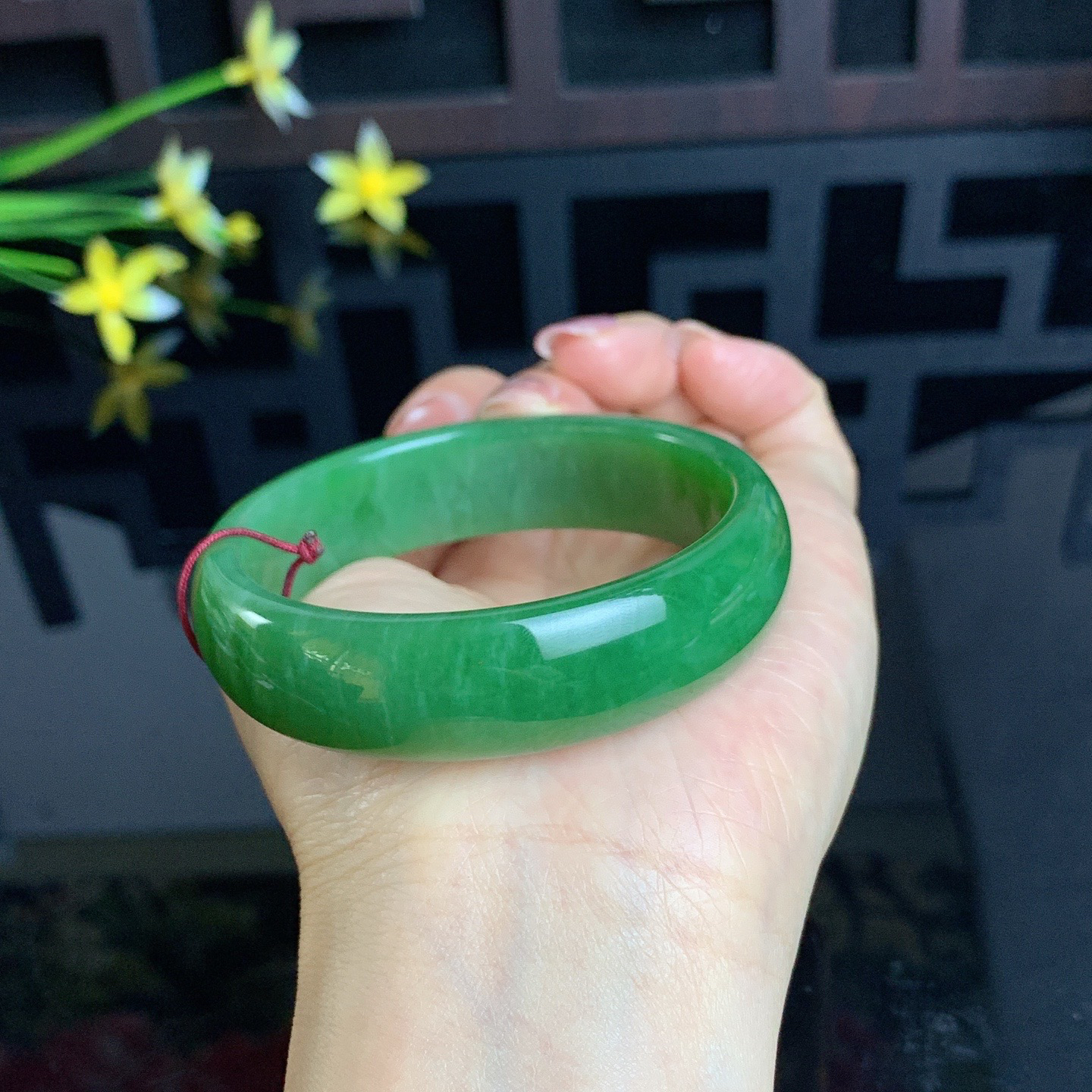 和田玉碧玉56圈口阳绿色宽条碧玉手镯！玉质细腻油润 底色纯净 无裂无杂 脂粉好，品质高。
