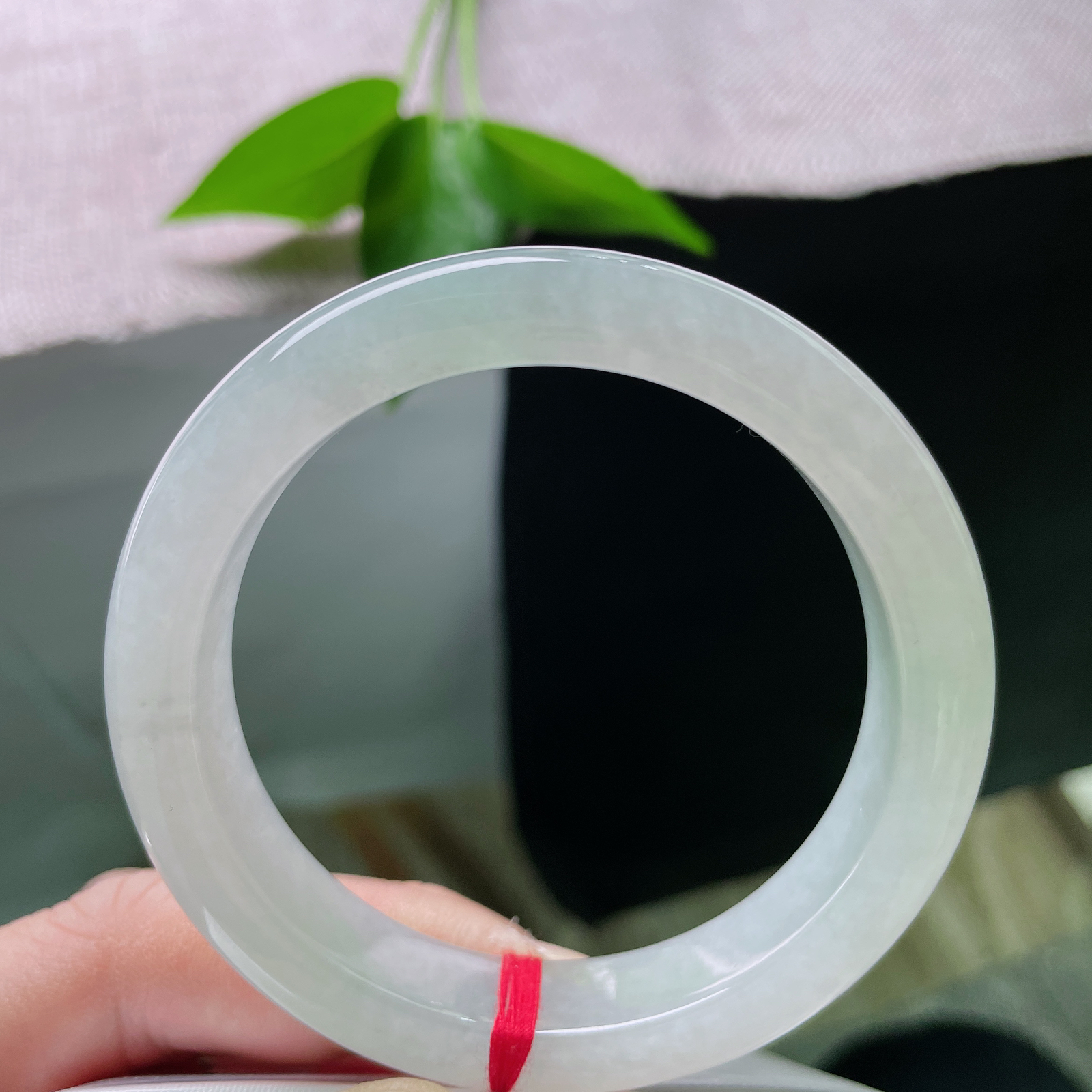 54/11.9/8.4，冰晴底正圈，晶莹玉透，种老，举手投足间尽显东方女子的温婉风骨。ss50553a