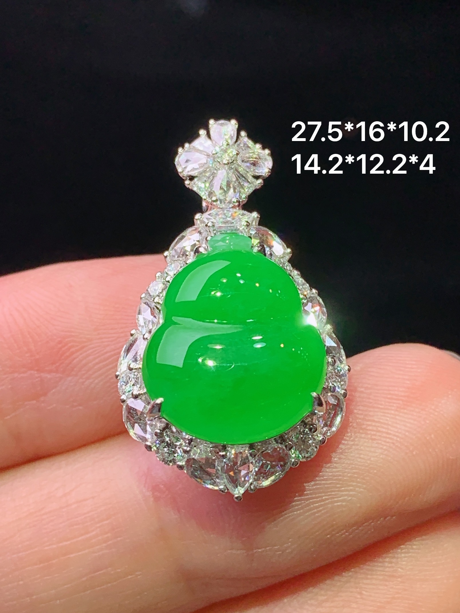 18k金钻镶嵌冰阳绿葫芦吊坠 玉质细腻 色泽艳丽清新 水润亮眼 整体尺寸27.5*16*10.2 c4