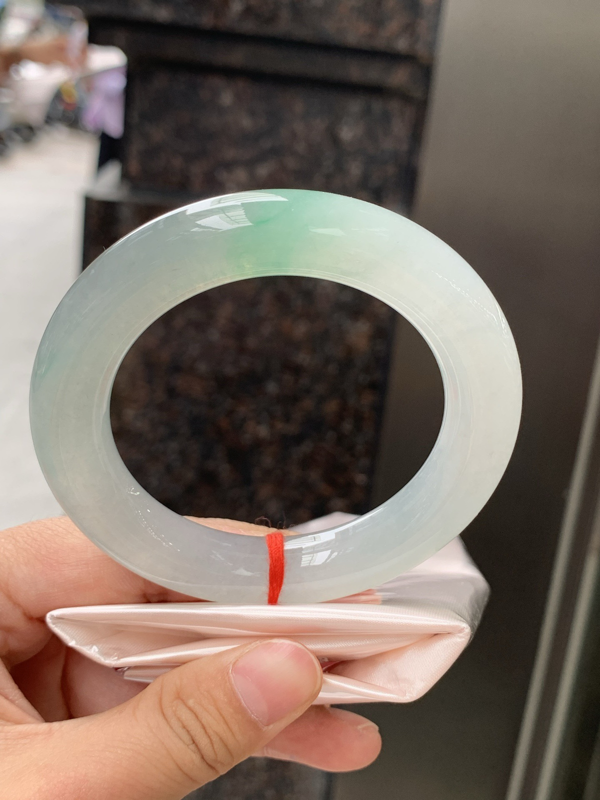 冰飘绿胖圆条，0504-N625，打灯细纹，不影响，底妆冰润，一节阳绿花点缀，简约却充满灵气，清新如芽，宛若自然的画卷凝结于腕间，静中带动，韵味悠长..