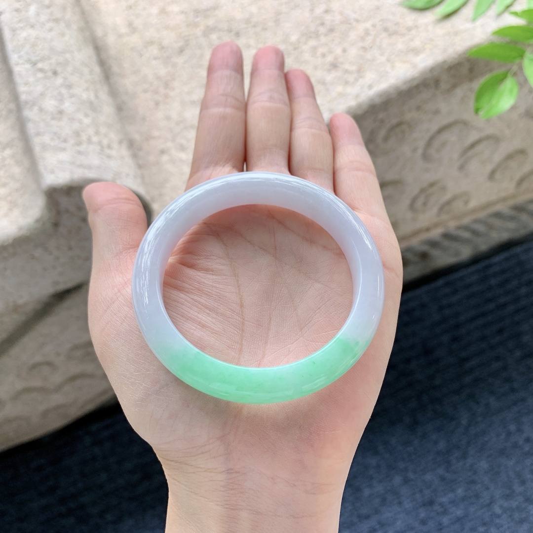 正圈51 52，圈口52.7/10/7.8，编码AD070973，描述春彩，水润，种老，细腻，无裂。